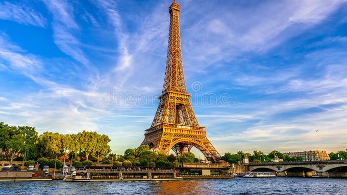 tour-eiffel-de-paris-et-rivière-la-seine-au-coucher-du-soleil-à-france-107376702.jpg