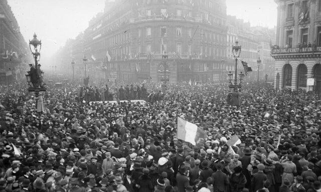 Place de l'Opéra et rue de la Paix, le jour de l'armistice, Agence Rol, 1918 - s